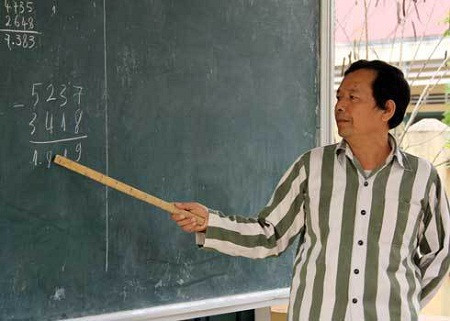 Cựu hiệu trưởng Sầm Đức Xương với bảng đen phấn trắng trong trại giam.