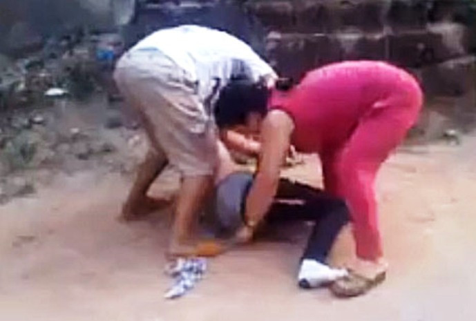 Cảnh hai mẹ con bà Tuyết lột quần áo bà B giữa đường (Ảnh cắt từ clip) Cảnh hai mẹ con bà Tuyết lột quần áo bà B giữa đường (Ảnh cắt từ clip)