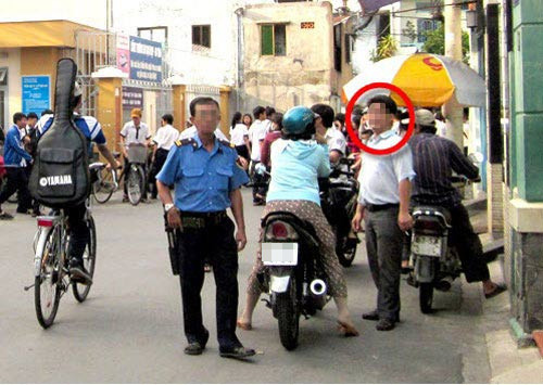 Ông T.T.B (khoanh tròn đỏ).