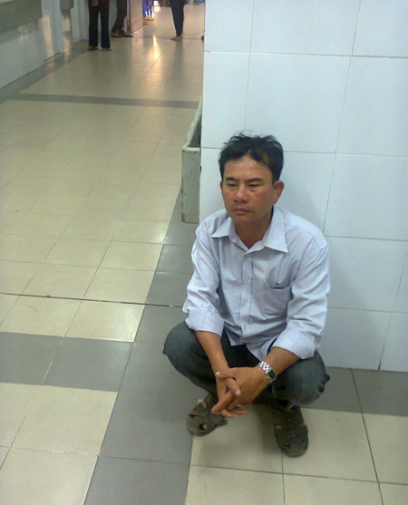 Ông Phan Hải Sơn (bố nạn nhân) gục ngã trước tình trạng nguy kịch của con gái.