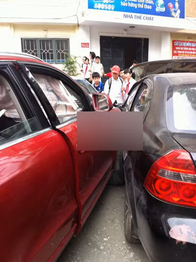 Xe sang Audi lao thẳng vào bãi xe trường học, đâm dồn toa 5 xế hộp ảnh 1