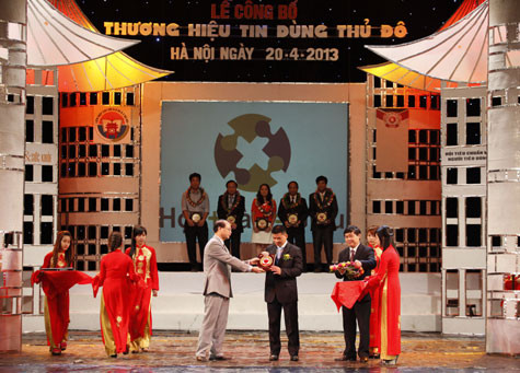 Tổng Biên tập Tạp chí Thực phẩm Sức khỏe trao giải cho đại diện Công ty IDT, đơn vị lọt top 20 thương hiệu được người tiêu dùng bình chọn