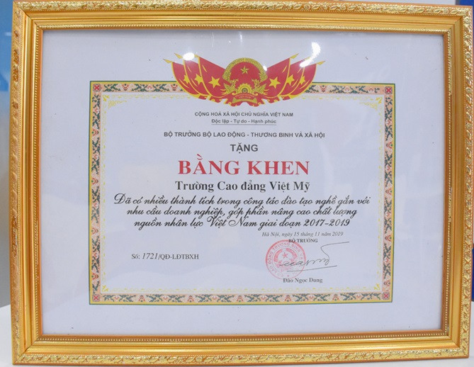 Trong năm 2019, Trường Cao đẳng Việt Mỹ là 01 trong những trường cao đẳng có uy tín trong đào tạo nhận được khen tặng của Bộ trưởng Bộ Lao động – Thương binh và Xã hội Trong năm 2019, Trường Cao đẳng Việt Mỹ là 01 trong những trường cao đẳng có uy tín trong đào tạo nhận được khen tặng của Bộ trưởng Bộ Lao động – Thương binh và Xã hội