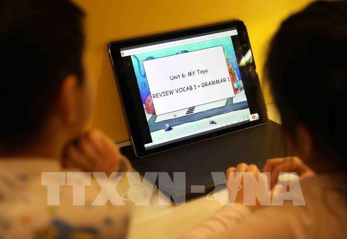 Theo lãnh đạo Bộ Giáo dục và Đào tạo, hỗ trợ học online là dịch vụ thỏa thuận nên việc thu hay không tùy thuộc vào các trường và phụ huynh thỏa thuận.(Ảnh minh họa: TTXVN) Theo lãnh đạo Bộ Giáo dục và Đào tạo, hỗ trợ học online là dịch vụ thỏa thuận nên việc thu hay không tùy thuộc vào các trường và phụ huynh thỏa thuận.(Ảnh minh họa: TTXVN)