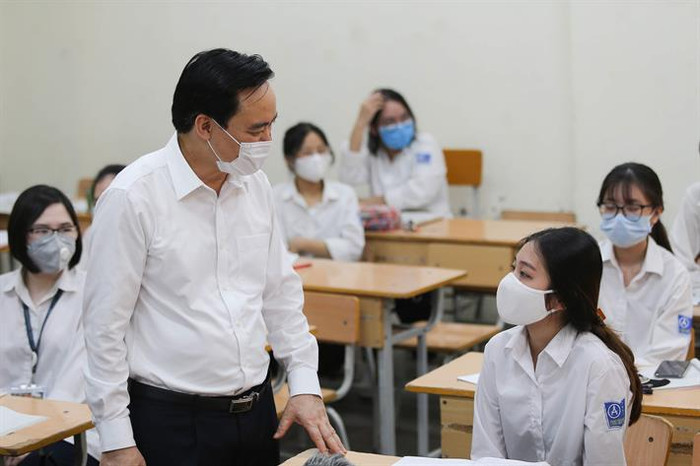 Bộ trưởng Phùng Xuân Nhạ trò chuyện, động viên học sinh Trường Trung học phổ thông Phan Đình Phùng (Hà Nội) Bộ trưởng Phùng Xuân Nhạ trò chuyện, động viên học sinh Trường Trung học phổ thông Phan Đình Phùng (Hà Nội)