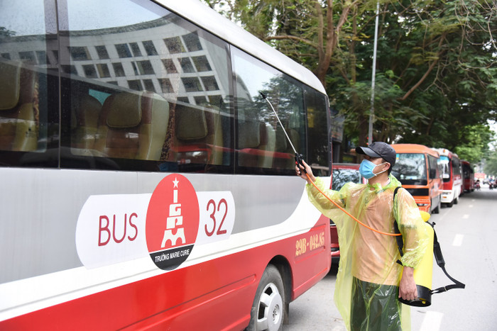Hơn 70 chiếc xe buýt được tiến hành phun khử trùng Cloramin B. Đặc biệt, mỗi xe đều được trang bị nước rửa tay và bình xịt khử khuẩn cầm tay. Nước rửa tay được treo ở cửa lên xuống xe để học sinh tiện sử dụng khi lên, xuống xe.