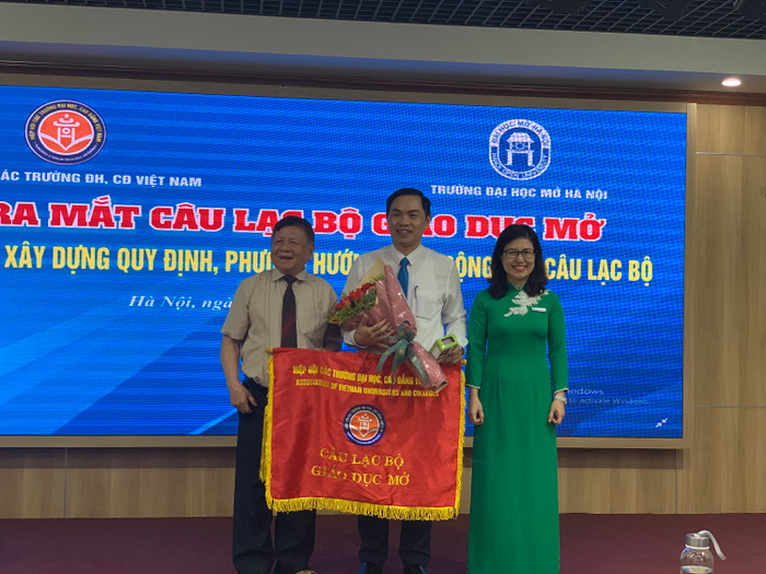 Phó Chủ tịch Hiệp hội Các trường đại học, cao đẳng Việt Nam Trần Xuân Nhĩ đã trao quyết định bổ nhiệm giữ chức vụ Chủ nhiệm lâm thời Câu lạc bộ giáo dục mở cho Tiến sĩ Dương Thăng Long (Ảnh: Thùy Linh) Phó Chủ tịch Hiệp hội Các trường đại học, cao đẳng Việt Nam Trần Xuân Nhĩ đã trao quyết định bổ nhiệm giữ chức vụ Chủ nhiệm lâm thời Câu lạc bộ giáo dục mở cho Tiến sĩ Dương Thăng Long (Ảnh: Thùy Linh)