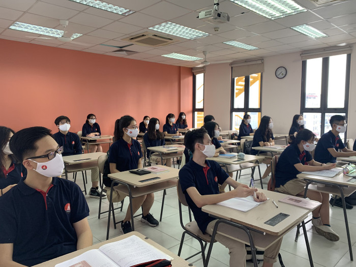 Tiết học đầu tiên của sáng thứ Hai, giáo viên chủ nhiệm lớp phổ biến cho học sinh cách phòng dịch, đồng thời các thầy cô luôn theo dõi sức khỏe của học sinh.