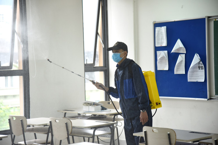 Hình ảnh nhà bác học Marie Sklodowska-Curie đeo khẩu trang như một tượng trưng cho tinh thần phòng chống dịch của thầy và trò nhà trường