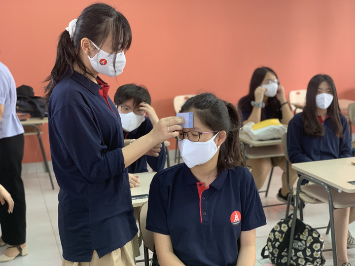 Ngoài việc được đo thân nhiệt ngay tại cổng trường thì học trò trường Marie Curie (Hà Nội) còn được đo thân nhiệt lần thứ 2, 3 tại lớp học