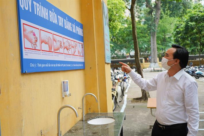 Bộ trưởng kiểm tra các điều kiện phòng, chống dịch bệnh Covid-19 tại Trường Trung học phổ thông Phan Đình Phùng Bộ trưởng kiểm tra các điều kiện phòng, chống dịch bệnh Covid-19 tại Trường Trung học phổ thông Phan Đình Phùng