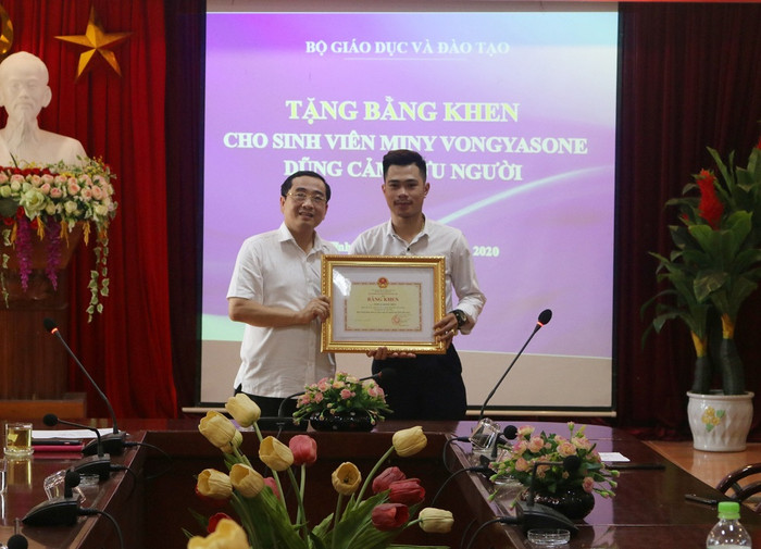 Thừa ủy quyền của Bộ trưởng Bộ Giáo dục và Đào tạo, Tiến sĩ Đoàn Hoài Sơn - Quyền Hiệu trưởng Trường Đại học Hà Tĩnh đã trao Bằng khen của Bộ trưởng Bộ Giáo dục và Đào tạo cho em Vongyasone Miny Thừa ủy quyền của Bộ trưởng Bộ Giáo dục và Đào tạo, Tiến sĩ Đoàn Hoài Sơn - Quyền Hiệu trưởng Trường Đại học Hà Tĩnh đã trao Bằng khen của Bộ trưởng Bộ Giáo dục và Đào tạo cho em Vongyasone Miny
