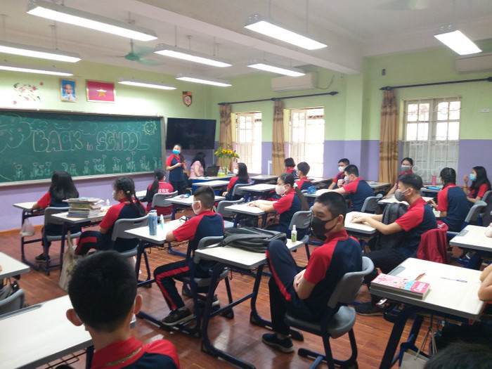 Để đảm bảo giãn cách, trường Nguyễn Bỉnh Khiêm chia một lớp thành hai ca học sáng và chiều để đảm bảo an toàn.