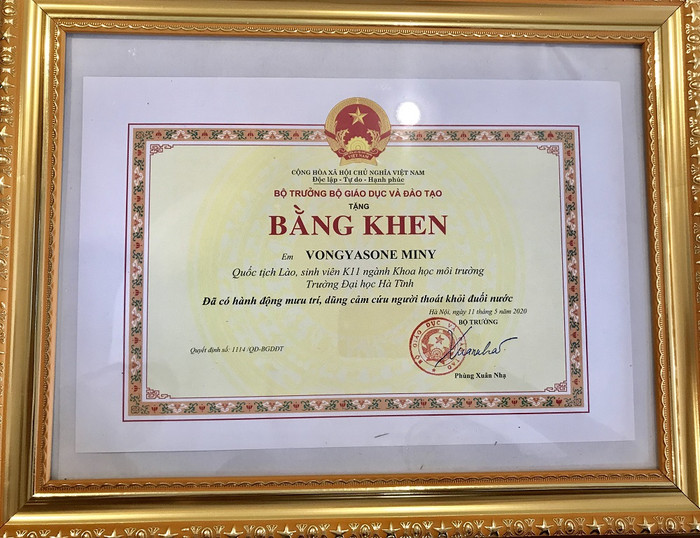 Bộ trưởng Phùng Xuân Nhạ có Quyết định tặng Bằng khen cho sinh viên Vongyasone Miny (Lào) có hành động mưu trí, dũng cảm cứu người thoát khỏi đuối nước. Bộ trưởng Phùng Xuân Nhạ có Quyết định tặng Bằng khen cho sinh viên Vongyasone Miny (Lào) có hành động mưu trí, dũng cảm cứu người thoát khỏi đuối nước.