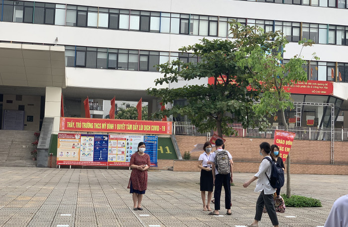 Tại điểm trường Trung học cơ sở Mỹ Đình 1 (Nam Từ Liêm, Hà Nội), ngay từ 6h30 sáng nhà trường đã bắt đầu đón học sinh. Theo đó nhà trường tổ chức công tác phòng dịch, đo thân nhiệt cho các em trước khi vào lớp.