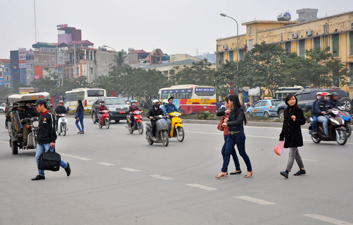 Vào mỗi giờ cao điểm, sinh viên đổ ra đường rất đông