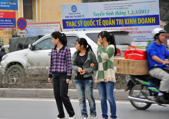 Cố gắng chú ý quan sát để sang đường.