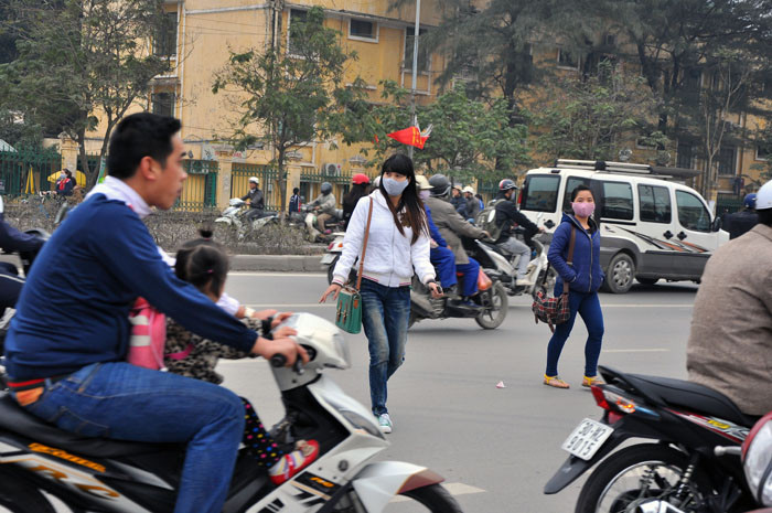 Bên cạnh việc sang đường nguy hiểm thì người đi phương tiện còn không chấp hành luật giao thông: không đội mũ, đi ngược chiều, phóng nhanh… càng làm cho đoạn đường này trở nên lộn xộn và nguy hiểm hơn nhiều.