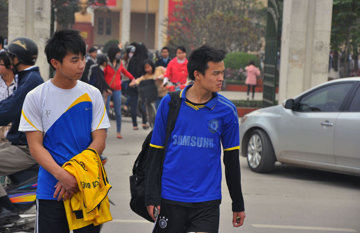 Lượng người lưu thông đông nên rất dễ bị che khuất tầm nhìn người lái xe.