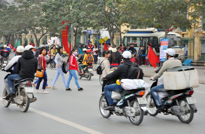 Trên đoạn đường này tập chung nhiều trường đại học như: Đại học Thương mại, Sân khấu Điện ảnh, Cao đẳng Múa Hà Nội…