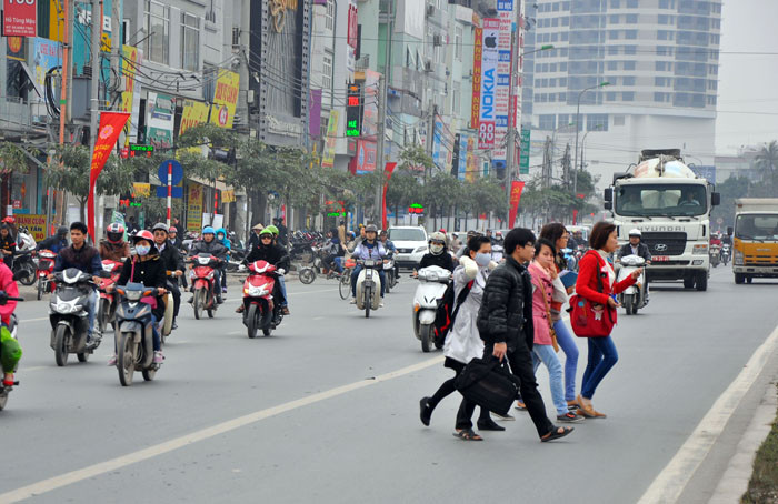 Nhiều lúc mọi người sang đường theo tốp