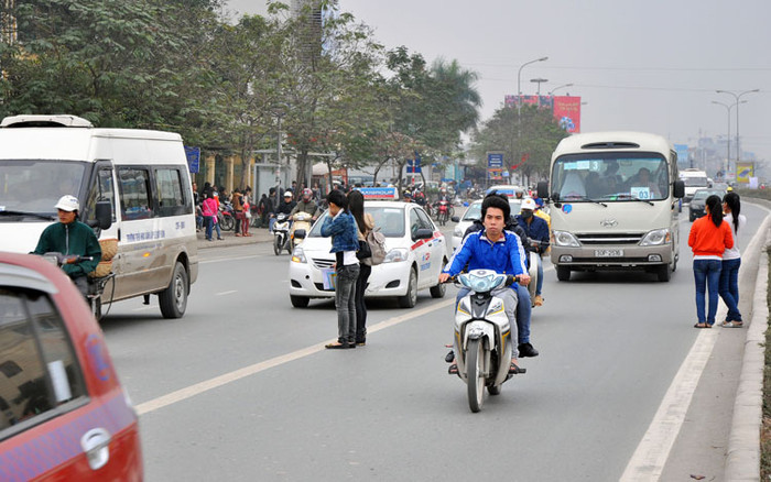Tình trạng sang đường lộn xộn sẽ khiến người điều khiển phương tiện giao thông bất ngờ và dễ gây tai nạn.