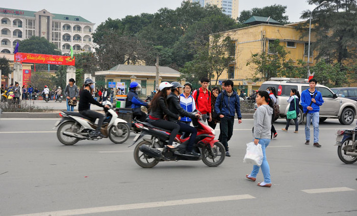 Tình trạng nguy hiểm do người đi bộ sang đường nghiêm trọng nhất là đoạn từ chân cầu vượt Mai Dịch tới ngã tư Hồ Tùng Mậu - Lê Đức Thọ.