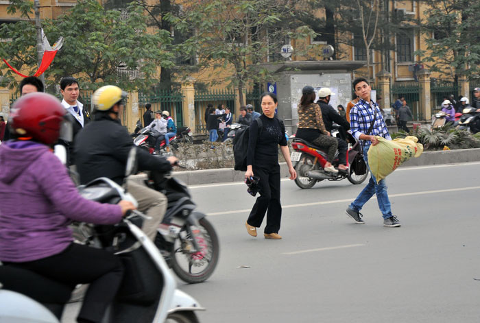 Nơi đây, tập trung nhiều tuyến xe buýt cho nên mọi người thường sang đường để bắt tuyến xe buýt của mình.