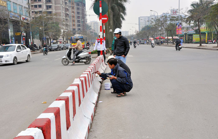 Tại ngã tư Hồ Tùng Mậu – Lê Đức Thọ, các giải phân cách làn đường đang được sơn màu mới.