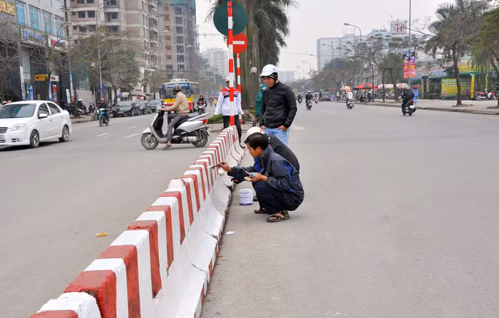 Tại ngã tư Hồ Tùng Mậu – Lê Đức Thọ, các giải phân cách làn đường đang được sơn màu mới.