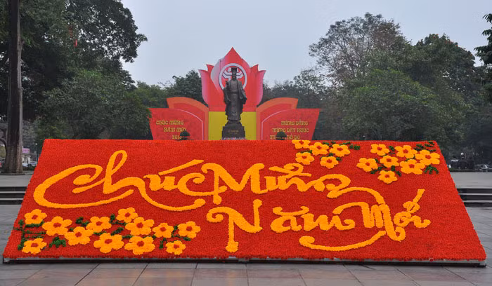 Khu tượng đài Lý Thái Tổ trang hoàng rực rỡ