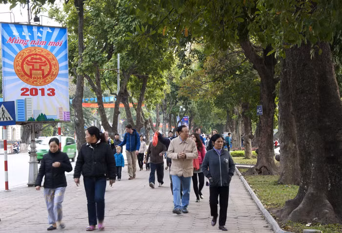 Đường phố Hà Nội lại được trang hoàng hơn trong những ngày giáp Tết cổ truyền, người dân Thủ đô lại tự hào với bạn bè và khách du lịch.