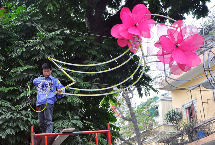 Trên đường Tràng Thi, nhân viên trang trí đang hoàn tất việc trang trí đèn hoa.