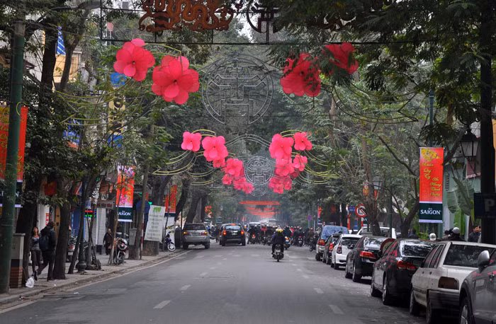 Khung hoa hướng dương, hoa sao, hoa giấy, hoa đào, hoa hồng… Rồi đến các loại khung trang trí cột đèn như sao chổi, khung pháo hoa, ngôi sao sẽ được sử dụng tại nhiều tuyến phố.