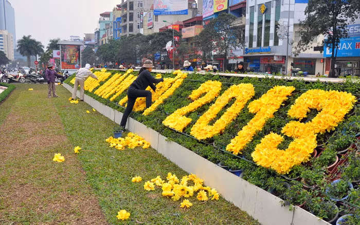 Dòng chữ “ Chúc Mừng Năm Mới 2013” được ghép bằng hoa lụa trên đường Nguyễn Chí Thanh.