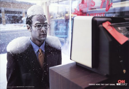 Bất chấp giá lạnh, người đàn ông vẫn không thể rời mắt khỏi bản tin CNN. Bất chấp giá lạnh, người đàn ông vẫn không thể rời mắt khỏi bản tin CNN.