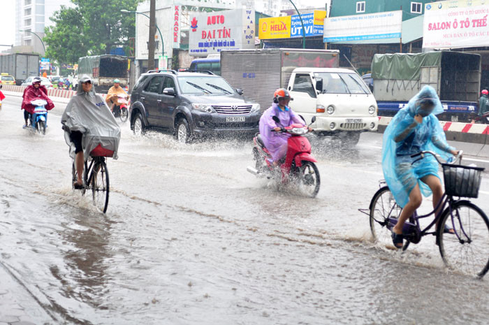 Trên tuyến đường Phạm Văn Đồng tình trạng ngập úng cũng diễn ra