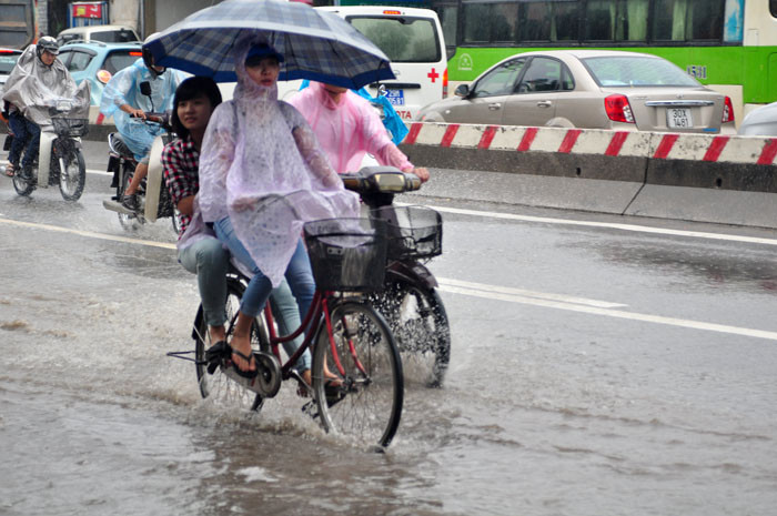 Các phương tiện lưu thông trên các tuyến đường ngập úng, lầy lội rất khó khăn