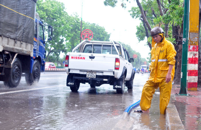 Các nhân viên môi trường cũng túc trực thường xuyên bên các điểm ngập úng và dùng máy bơm để cải thiện tình tình.