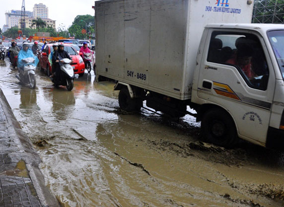 Đất bùn cộng thêm nước càng khiến các tuyến đường trở nên nhếch nhác hơn