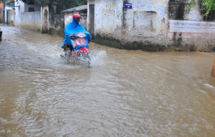 Tại một số ngõ nhỏ tình trạng ngập úng cũng diễn ra khá nghiêm trọng