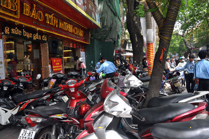 Rất đông người dân tới mua vàng (ảnh chụp tại cửa hàng Bảo Tín Minh Châu khu Trần Nhân Tông, Hai Bà Trưng, Hà Nội) Rất đông người dân tới mua vàng (ảnh chụp tại cửa hàng Bảo Tín Minh Châu khu Trần Nhân Tông, Hai Bà Trưng, Hà Nội)