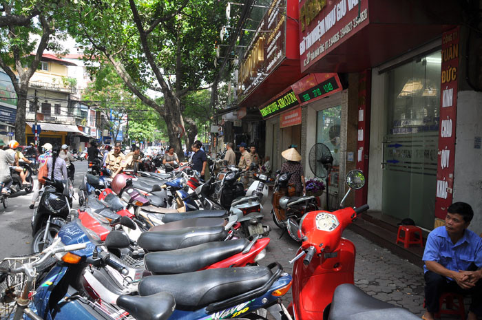 Vỉa hè trước các cửa hàng trên đường Trần Nhân Tông chật kín