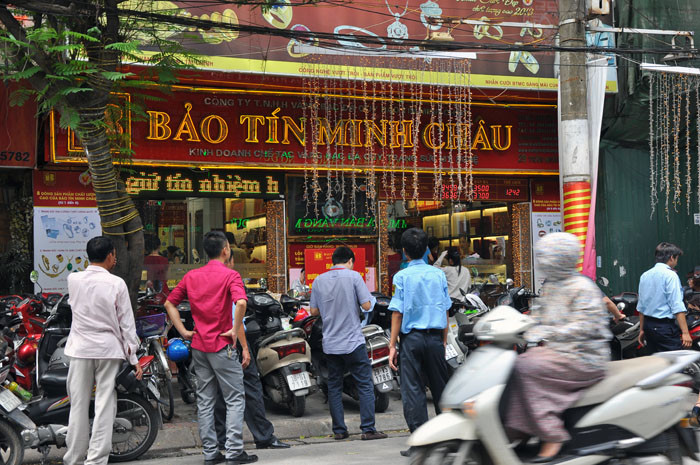 Từ 8h, người dân Hà Nội đã đổ xô tới các cửa hàng vàng