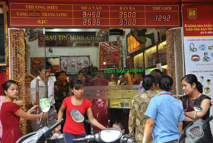 Cập nhập giá vàng trên bảng niêm yết ngay trước cửa vào.