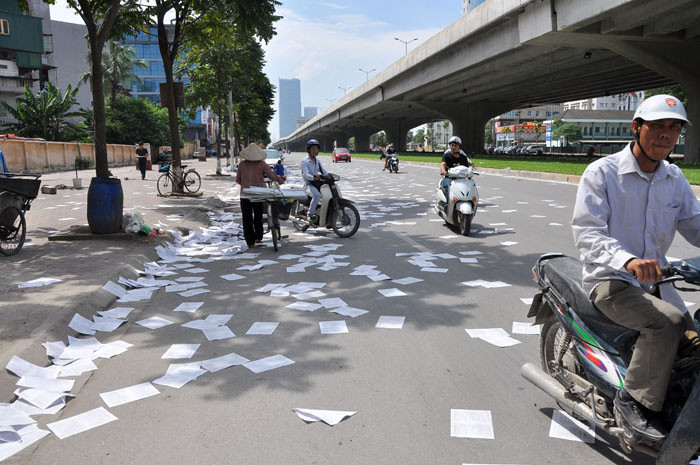 Giấy lộn bay tung tóe trên một đoạn đường dài
