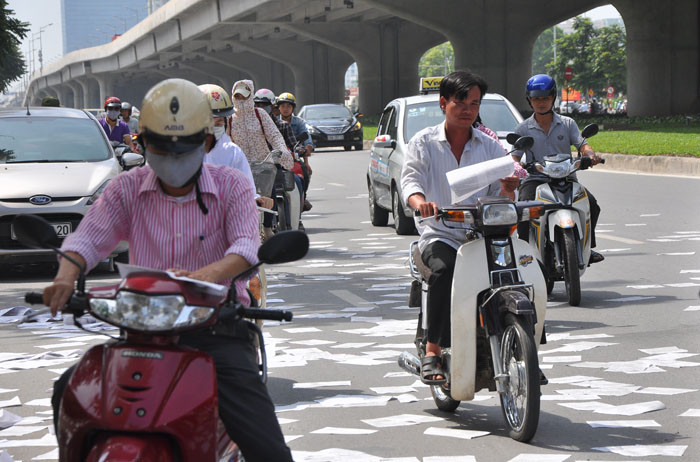 Nhiều người tò mò về nội dung của những tờ giấy dưới đường