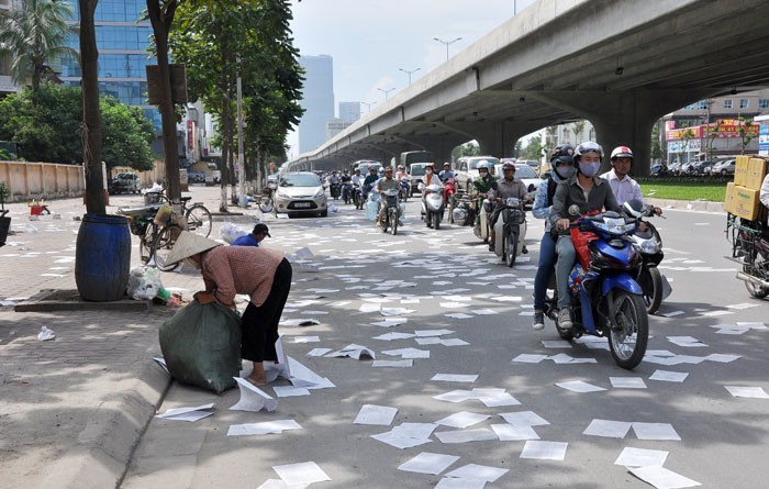 Giấy phủ kín trên mặt đường gây chú ý mọi người qua đây