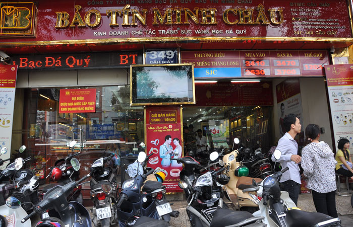 Cửa hàng Bảo Tín Minh Châu trật kín người đến mua vàng