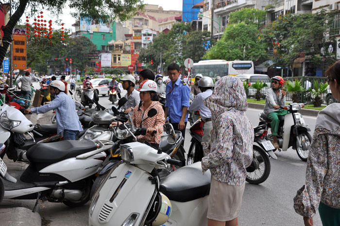 Các nhân viên bảo vệ của cửa hàng cũng phải làm việc rất mệt mỏi bởi lượt người tới mua vàng không ngừng.